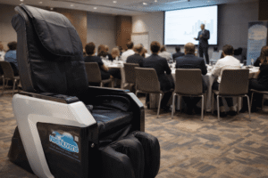 Uma cadeira de Massagem preta em um evento corporativo